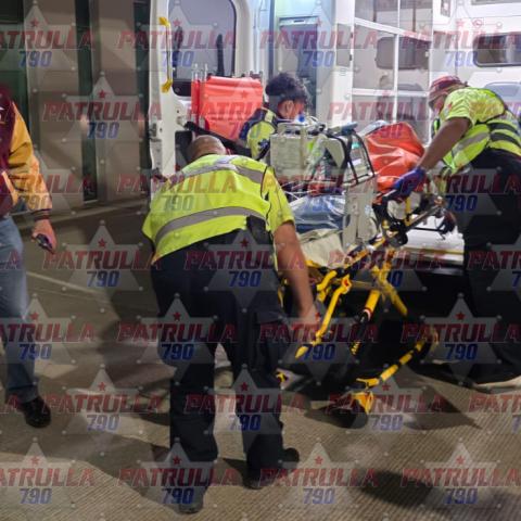 La mamá empujaba el carrito y al pasar por encima de una piedra se le fue de costado justo a dónde se encontraba el menor