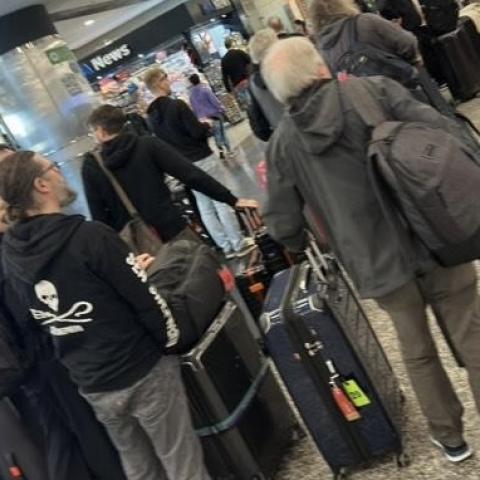 Staff de Scorpions es captado en un aeropuerto 