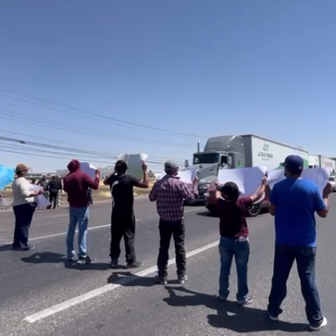 Vecinos de Urbi Villas del Vergel bloquean 45 Norte 