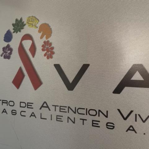 Organización acusa discriminación a docente de secundaria con VIH; pide respuesta del IEA