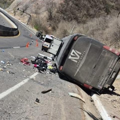 Se accidenta autobús de Memo Garza en la carretera 