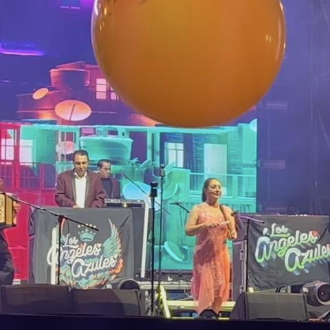 Los Ángeles Azules llenan de cumbia el Foro de las Estrellas de la FNSM 2025