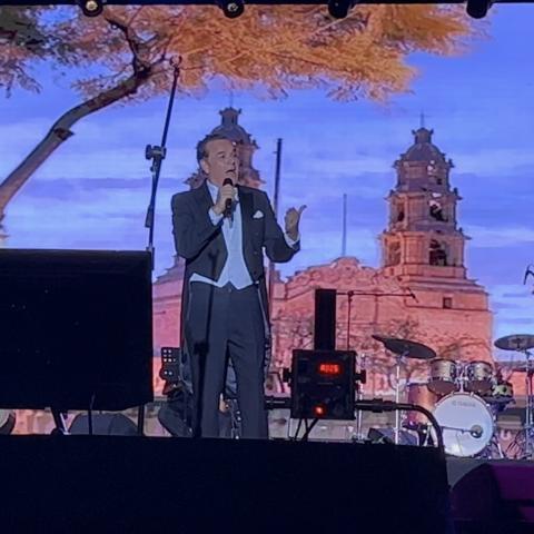 ¡Pocos, pero felices! El tenor Fernando de la Mora ofrece concierto en el Foro de las Estrellas