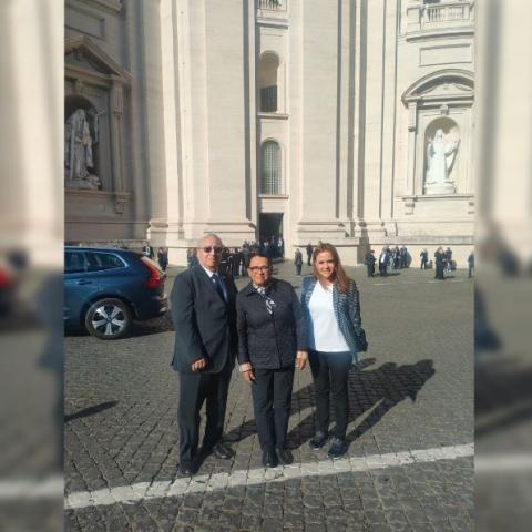 Rosa Icela y funcionarios en el Vaticano