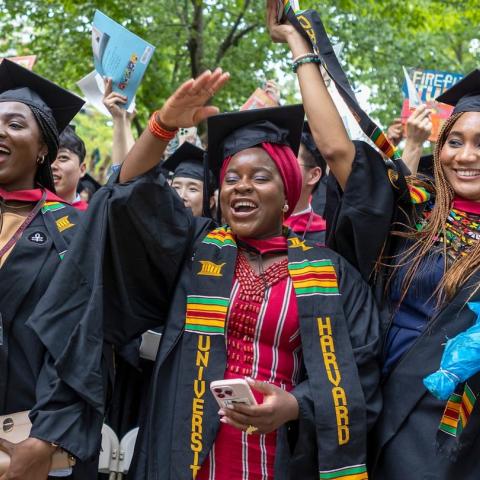 El gobierno de Estados Unidos amenaza a Harvard con vetar a estudiantes extranjeros