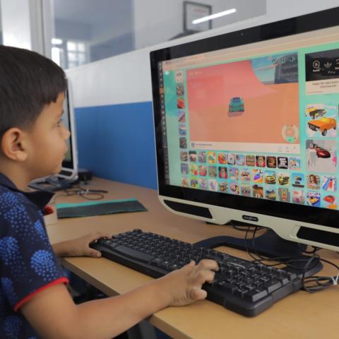 Niño en computadora