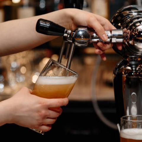 Hay más de 400 tipos de cerveza artesanal, mientras que la cerveza industrial solo ofrece cerveza clara y oscura