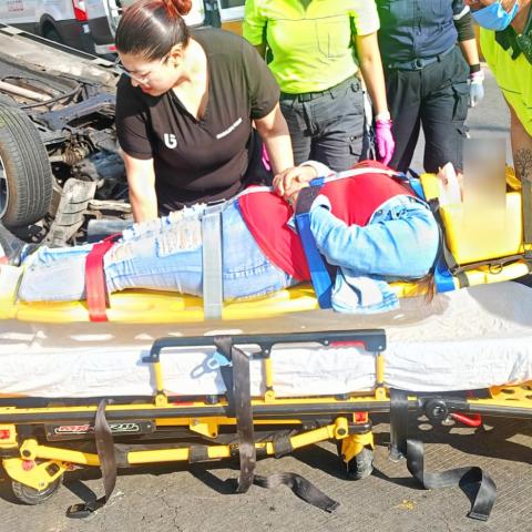 Primero impactó un auto que le antecedía en la marcha y después impactó el muro de contención