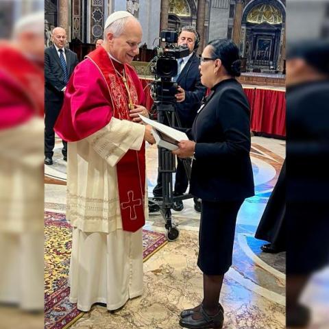 Papa León XIV y Rosa Icela Rodríguez 