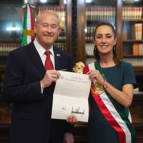 Ronald Johnson y Claudia Sheinbaum 