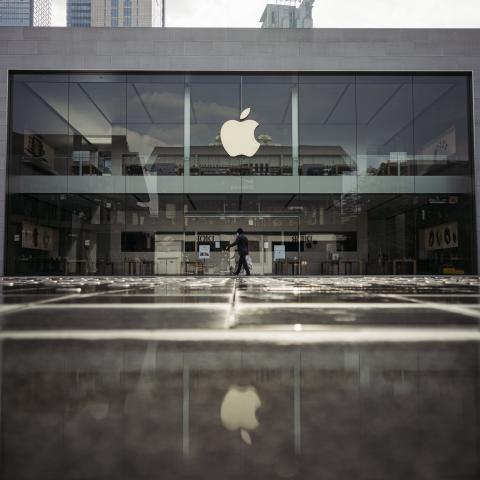 Trump amenaza a Apple con 25 % de aranceles sobre iPhones