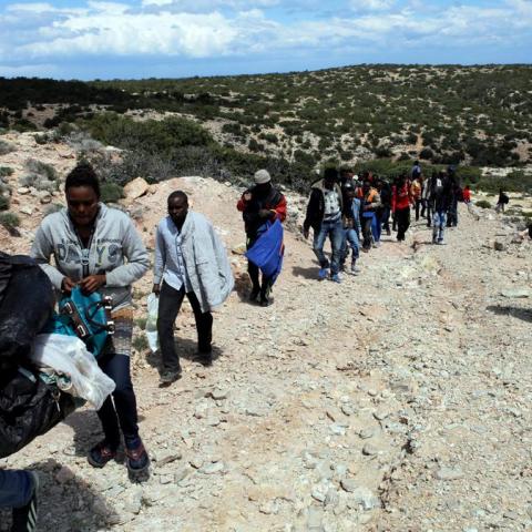 Llegan a la isla griega más de 400 solicitantes de asilo 