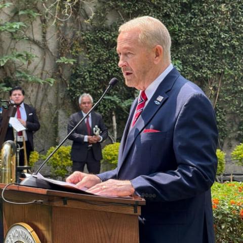 Embajador Ronald Johnson llama a México a enfrentar amenazas