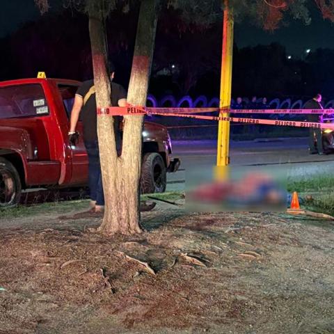 Tras el brutal choque el conductor salió expulsado de su camioneta y quedó tendido y sin vida en el camellón central 