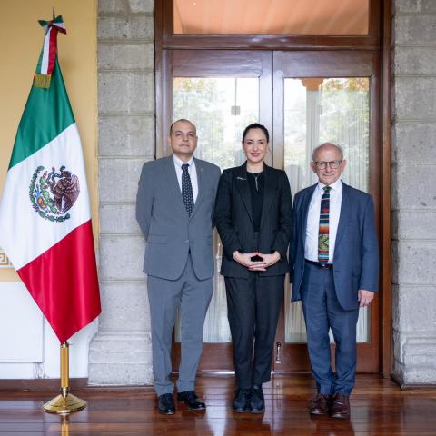 Claudia Curiel y funcionarios 