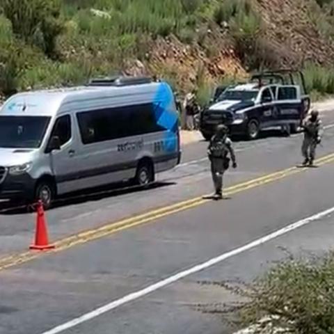 Civiles armados en vehículo perseguían la Sprinter gris de Zer Travel; dos turistas de Aguascalientes fallecieron y otros dos resultaron heridos