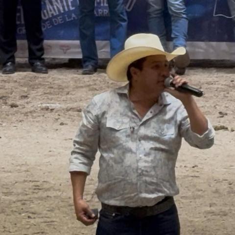 Julión Álvarez cumplió con su promesa y se echó un palomazo en la Arena San Marcos 