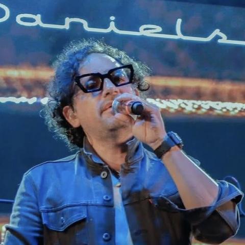 Vocalista de Los Daniels anuncia su salida del grupo y explota contra sus compañeros 
