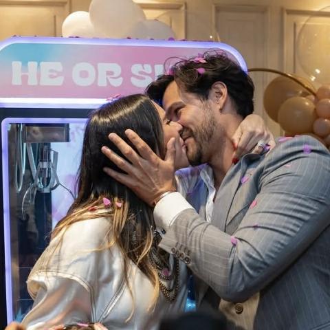 Brandon Peniche y Kris Cid le dan la bienvenida a su bebé arcoíris