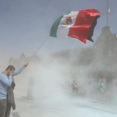 Tiran vallas en el Zócalo: policía repliega a manifestantes Generación Z