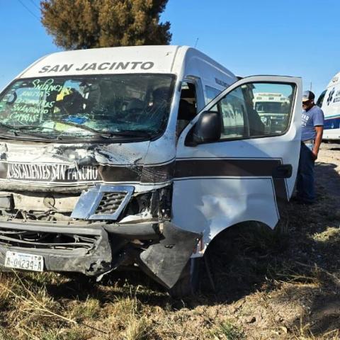 Por esquivar un bache de grandes dimensiones en la carretera FEDERAL 71 se proyectaron al carril contrario y sucedió el brutal choque 