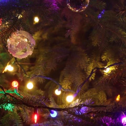 Aumentan riesgos por luces navideñas sin regulación, alertan ingenieros