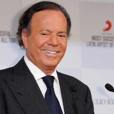 Julio Iglesias responde a denuncias y expone chats privados para defenderse