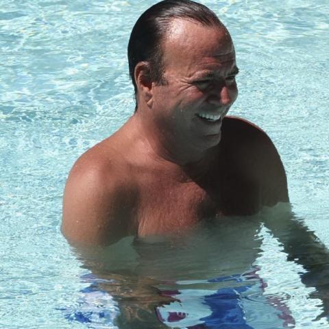 Archivan en España denuncia de delitos sexuales contra Julio Iglesias 