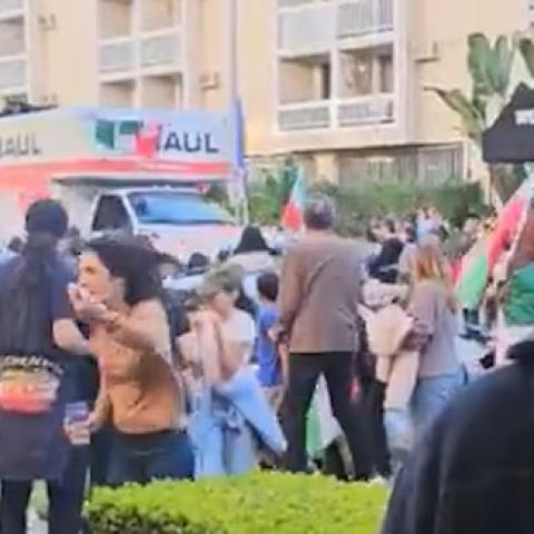 Camión embiste a grupo de manifestantes en Los Ángeles