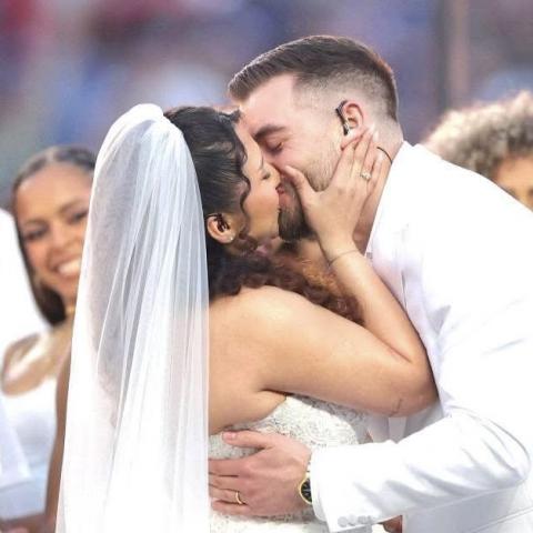 Pareja que se casó en el show del Super Bowl agradece a Bad Bunny por su boda