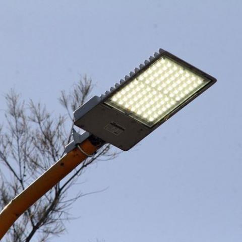 Luminarias descompuestas responden a falta de inversión y mantenimiento, señalan electricistas