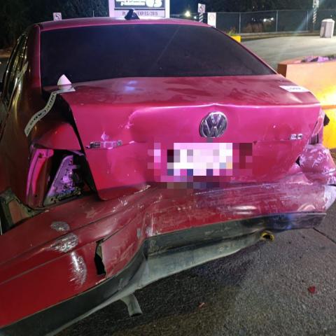 El accidente ocurrió durante la madrugada y dejó daños materiales en dos vehículos