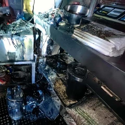 El fuego causó daños menores en el negocio; autoridades investigan qué originó el siniestro