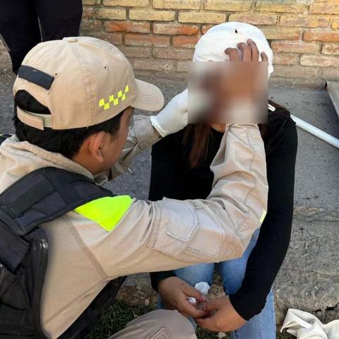 La afectada, de 18 años, recibió atención inmediata tras resultar lesionada en la frente