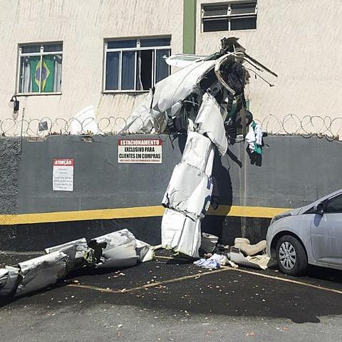 Brasil: se estrella una avioneta en un edificio y dos personas mueren