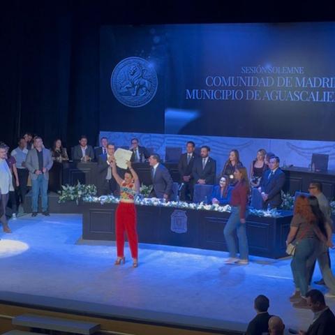 Irrumpe Martha Márquez en entrega de medalla a Isabel Díaz Ayuso; protesta por falta de agua
