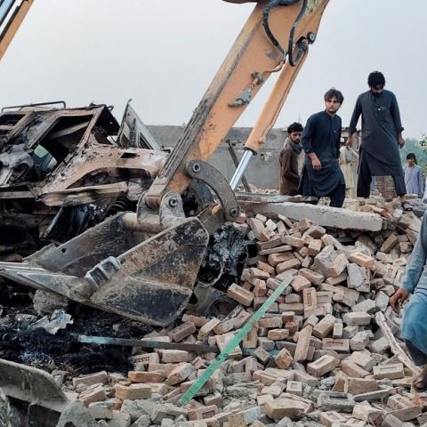 Ataque suicida con coche bomba deja 15 policías muertos en Pakistán 