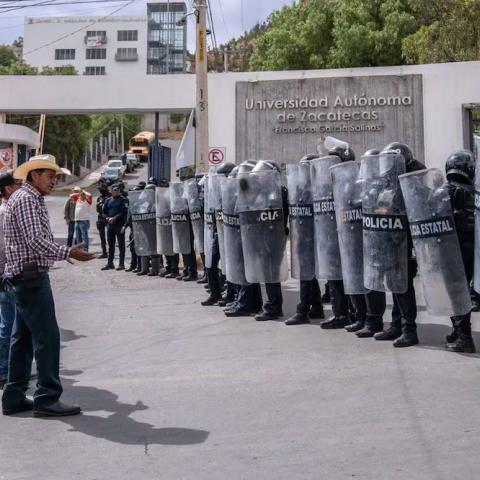 Policías desalojan a productores que se manifestaban cerca de concierto en Zacatecas
