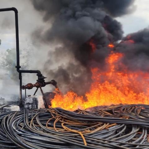 Más de 500 kilogramos de mangueras en desuso fueron consumidos por el fuego; no se reportaron personas lesionadas