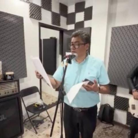 Circula video de Saúl Monreal cantando con un músico que porta una playera nazi