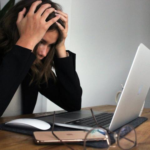 Por ley, trabajos deben de garantizar bienestar psicosocial y prevenir estrés o burnout: Especialistas 