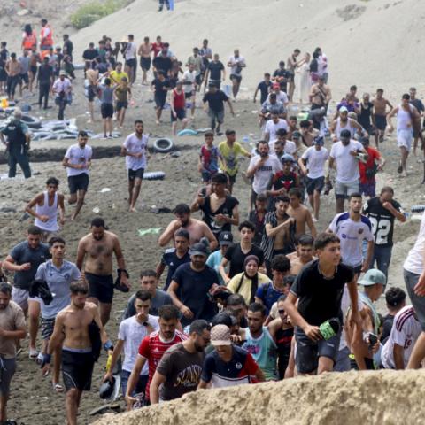 Miles de jóvenes migrantes cruzan la frontera entre España y Marruecos; países acuerdan devolución inmediata