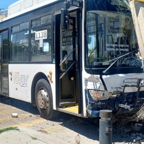 El conductor resultó lesionado y fue trasladado a un hospital; autoridades atendieron la emergencia y aseguraron la zona