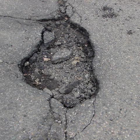 Piden transportistas reparación de vialidades tras lluvias; ya reportan daños a unidades