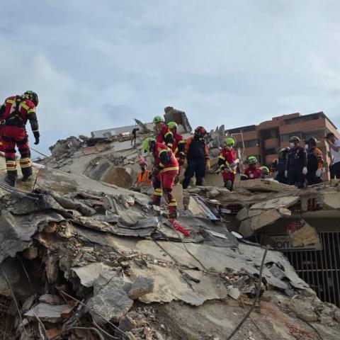Mexicanos rescatan a venezolano tras 170 horas bajo los escombros; un aguascalentense participó en el rescate