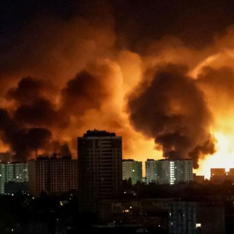 Bombardeo a Ucrania muestra una nube de humo y fuego entre edificios durante la noche