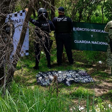 Autoridades aseguraron decenas de dosis de marihuana, cristal y cocaína tras un operativo conjunto; el responsable logró huir