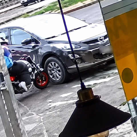 Un jovencito que viajaba en moto se debate entre la vida y la muerte mientras su familia se ahoga en deudas por gastos médicos