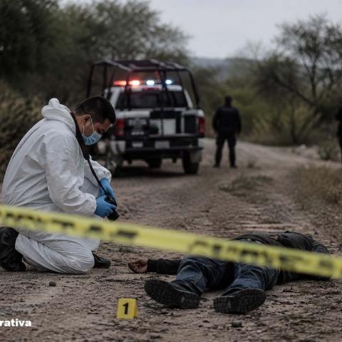 La víctima, de 38 años, fue localizada sin vida en un predio rústico; la Fiscalía ya investiga el homicidio para identificar y detener a los responsables