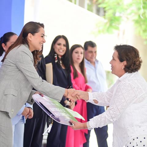 Tere Jiménez entrega vehículos a ganadores en festejos del Día del Maestro 2026